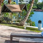Tropical Waterfront Family Oasis - Amazing Location