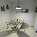 One Bedroom Apartment Minutes From The Beach