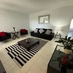 One Bedroom Apartment Minutes From The Beach