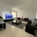 One Bedroom Apartment Minutes From The Beach