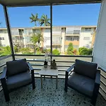 One Bedroom Apartment Minutes From The Beach