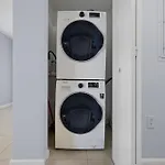 516-2Bd2Ba Midblock Apartment Free Parking
