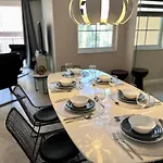 Deluxe Yacht Club Condo Near The Beach