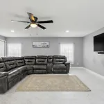 Spacious 3Br Villa In Miami With Fenced Backyard