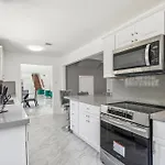 Spacious 3Br Villa In Miami With Fenced Backyard