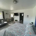 Chic And Comfortable Studio Free Street Parking