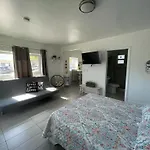 Chic And Comfortable Studio Free Street Parking