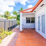 Modern 3 Bedroom Getaway With Parking In Coral Gables