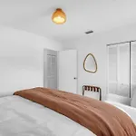 Modern 3 Bedroom Getaway With Parking In Coral Gables