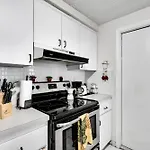 New 2Bedroom 2Bath House With Private Backyard & Jacuzzi