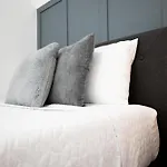 Cozy Central Stay Airport, Kingbed, Fenced Parking - Little Havana Near Airport, Wynwood, Calle 8 Brickell, Coral Gables And More