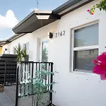 Cozy Central Stay Airport, Kingbed, Fenced Parking - Little Havana Near Airport, Wynwood, Calle 8 Brickell, Coral Gables And More