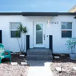 Cozy Central Stay Airport, Kingbed, Fenced Parking - Little Havana Near Airport, Wynwood, Calle 8 Brickell, Coral Gables And More