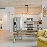 City Loft - Downtown Bayfront Pool Gym & Parking