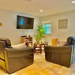 Miami Exclusive 5-Br Spacious House With Pool