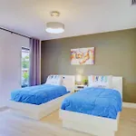 Luxe Waterfront Mansion W Private Nightclub, Cinema, Game Room, Gym & Pool