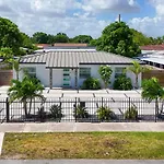 5 Bedroom Home Location & Charm