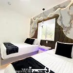 Golden Horizon Villa, Pool, Perfect Game Room, Bbq