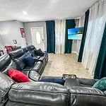Escape Gameroom, Bar, Bbq, Spacious,King Bed, All Luxury Mattresses, Near Beach, 6 Blocks Away From Bars, Nite Clubs, Res, Shops
