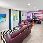 Vacay Spot Gables 4 To 23 Guest Gameroom 2 Kitchens 2 Bbq, 2 Bar, Backyard, Patio, Prime Loc! 6 Blocks Away From Bars, Nite Clubs, Res, Shops