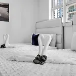 Skyline Water View 2Br Apartment Free Parking