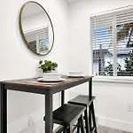 Koze 2 Bedroom Home With King And Queen Beds, Near Everything Trendy