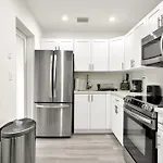 Koze 2 Bedroom Home With King And Queen Beds, Near Everything Trendy