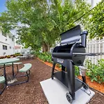 Stylish 1-Br Urban Escape