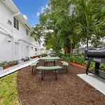 Stylish 1-Br Urban Escape