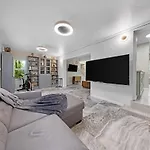 Spacious Miami Home With Garden