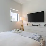 Luxury Getaway In Miami Sleeps 3 Getaway With Pool - Prime Location