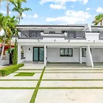 Summer Swim Sale! 4 Bedroom - Private Pool, Grill, Soaking Tub, Near Coral Gables & Mia Airport