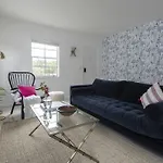 Colorful 2Br In Miami River Inn