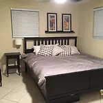 Modern 2/1 Apt Near Midtown And Beaches