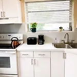 Modern 2/1 Apt Near Midtown And Beaches