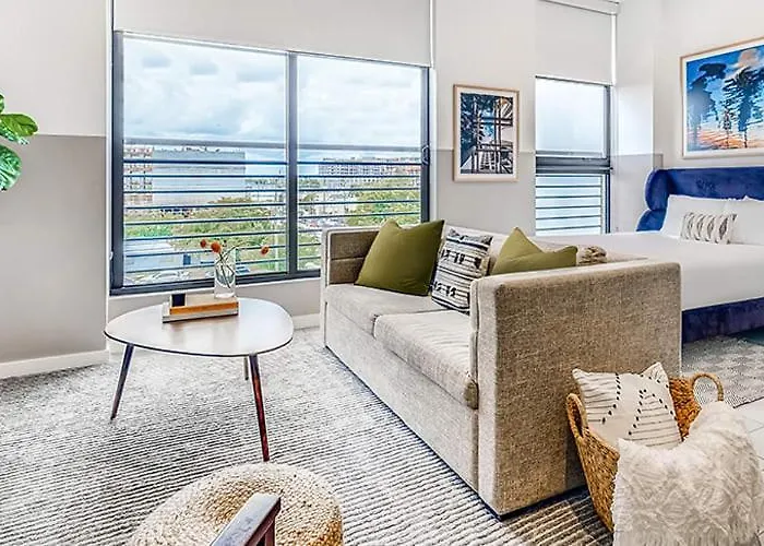 Sentral Studio Apt With Den In Wynwood