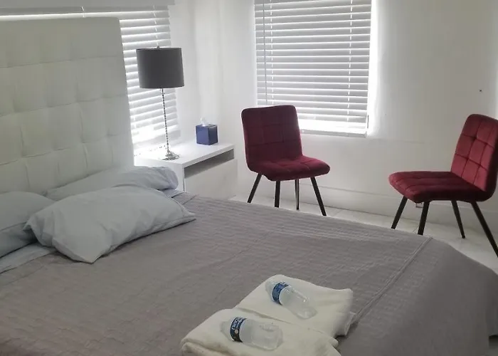Entire Apartment 1 University Lakes