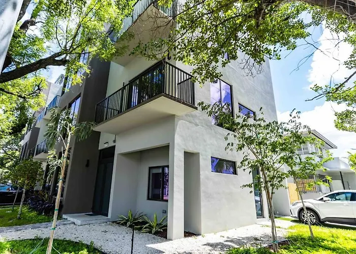 Huge 4 Bedroom Townhouse W/ Private Rooftop & Bbq