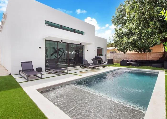 Villa Noir Design District Miami 4Br & 2Ba Sleeps 14 With Grill, Pool Table, Pool & More