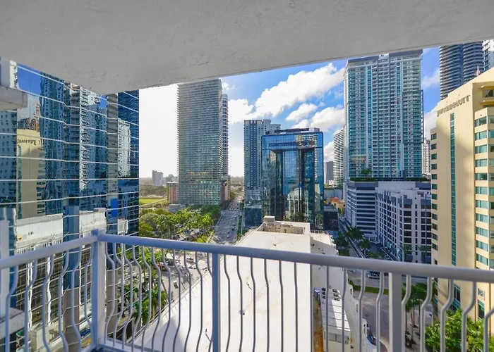 Amazing 3 Bedroom Condo At Brickell With Pool
