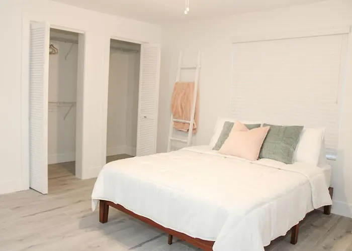 Large Miami Home Sleeps 22!