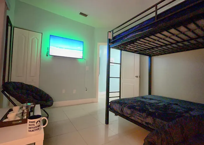 Marlins Park Suites - Apartment 4 - Cafe Colada Suite