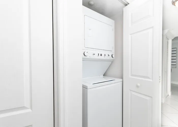 Beautiful 2/2.5 Condo W/Free Parking Fast Wifi