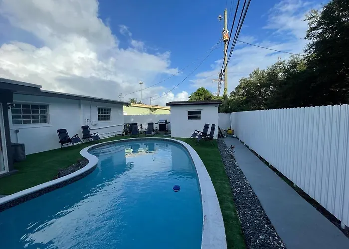 Luxury Pool Villa // 5Bd 4Ba