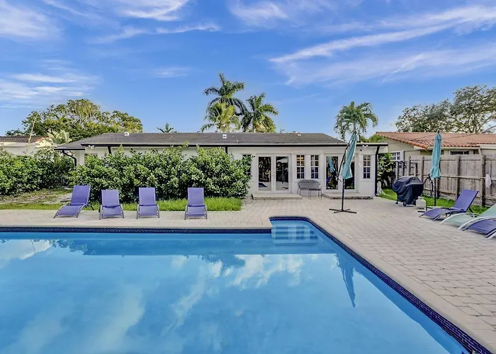Casa Ria Luxury House & Private Pool Near Aventura Mall