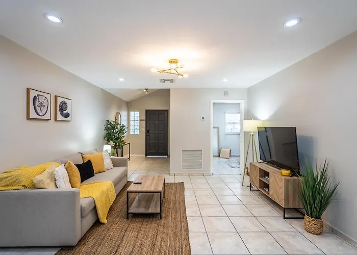 Renovated 2 Bd Home W/ Private Parking, Gallery & W/D