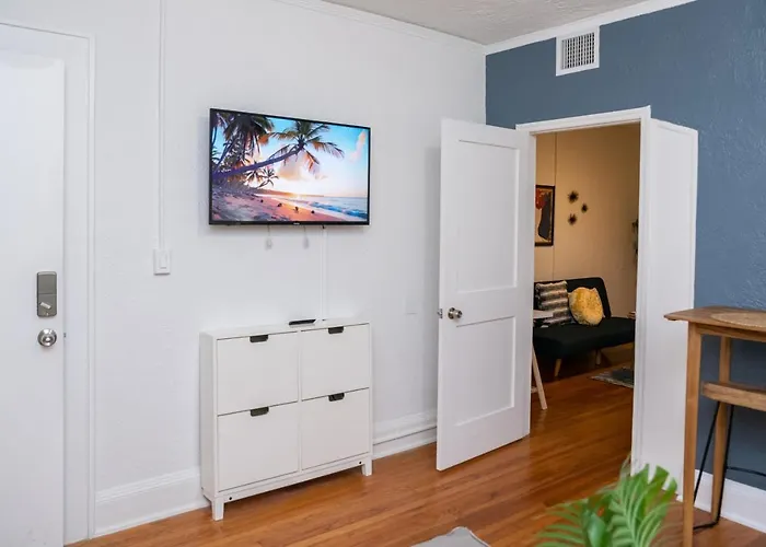 Comfy Little Havana Apt - Centrally Located Hv2