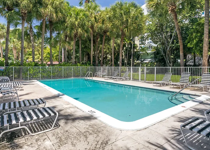 Miami River Inn By Renzzi