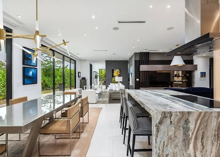 Villa In The Design District With Heated Pool Sleeps 10