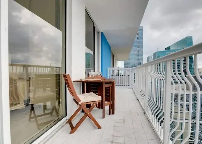 Chic Penthouse: 3Br X Pool X Gym X 2 Parking Spots